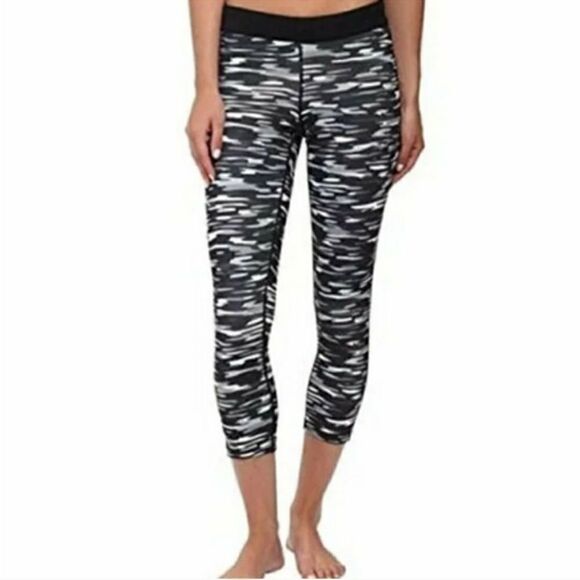 Nike Pro Athletic Grey Camo Capri Leggings Size Large - Picture 1 of 9